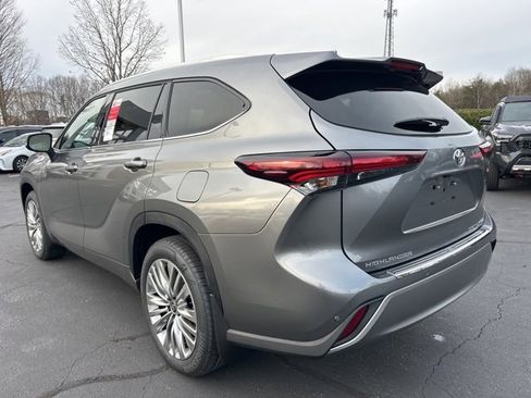 New 2026 Toyota Highlander Platinum image 9