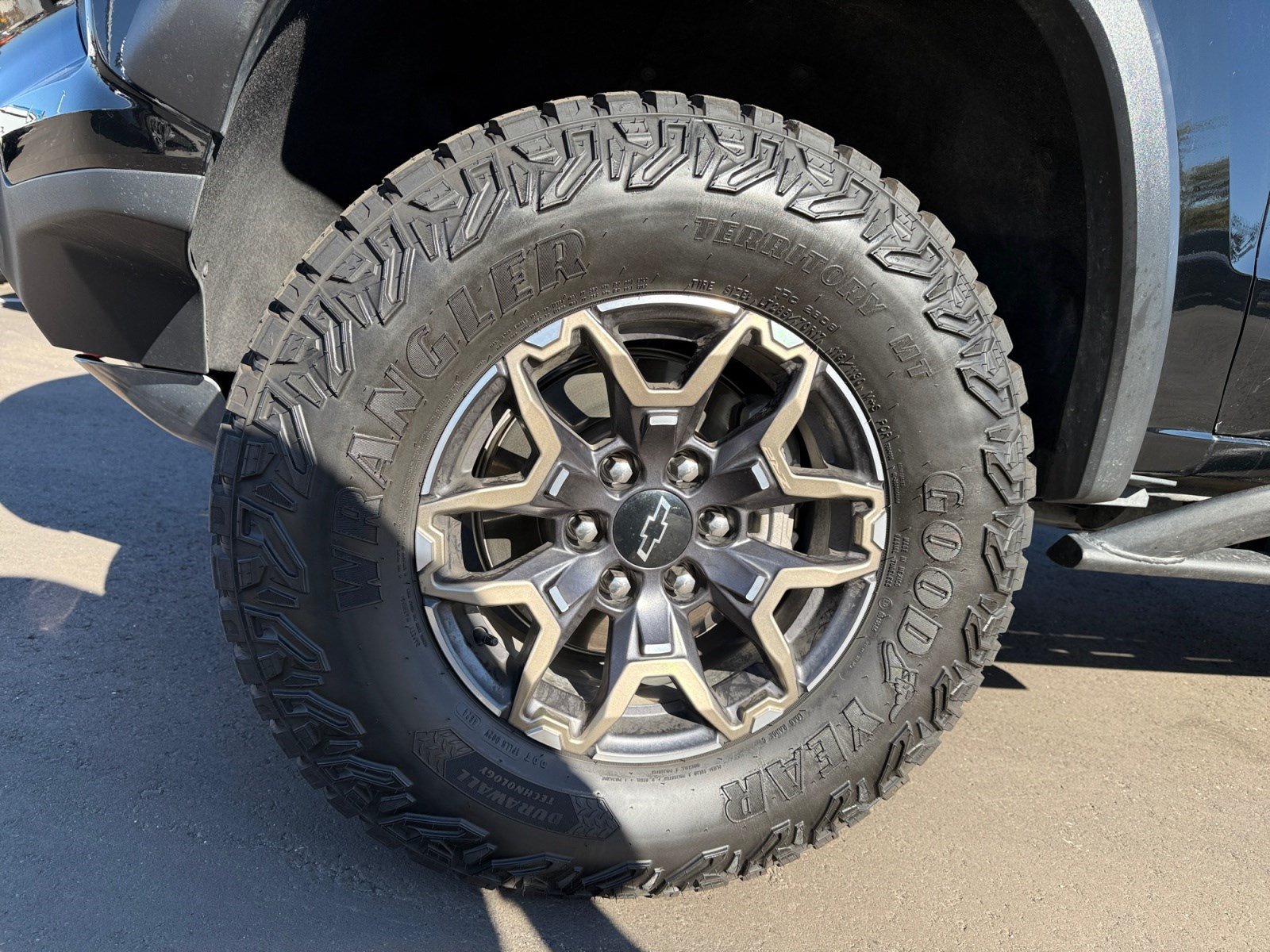 Used 2025 Chevrolet Colorado ZR2 w/ Technology Package AWD/4WD image 24