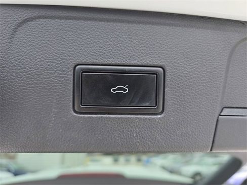 Used 2018 Volkswagen Atlas SE image 17