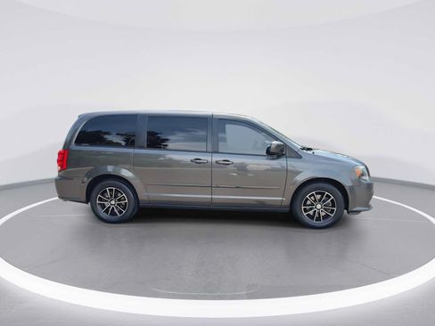 Used 2017 Dodge Grand Caravan SE FWD image 9