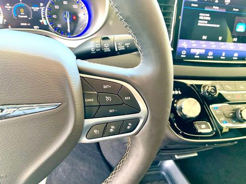Used 2025 Chrysler Pacifica Select FWD image 31