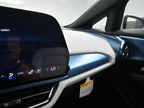 New 2025 Chevrolet Equinox EV LT w/ Convenience Package II AWD/4WD image 10