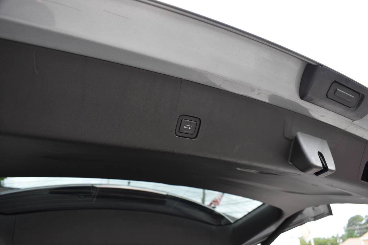 Used 2023 Chevrolet Traverse LT w/ LPO, Cargo Package AWD/4WD image 12