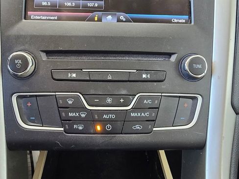 Used 2016 Ford Fusion SE image 26