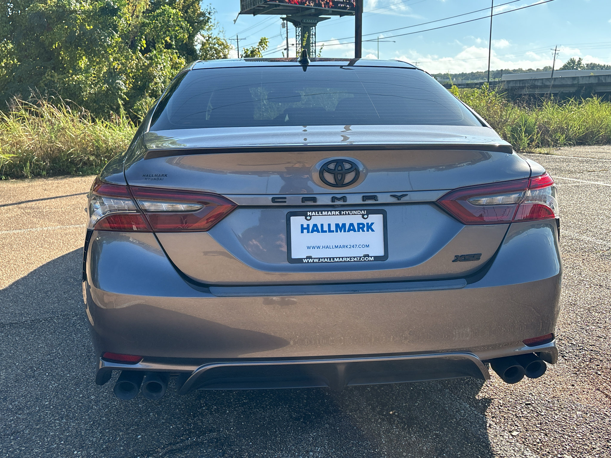 Used 2022 Toyota Camry XSE FWD image 3
