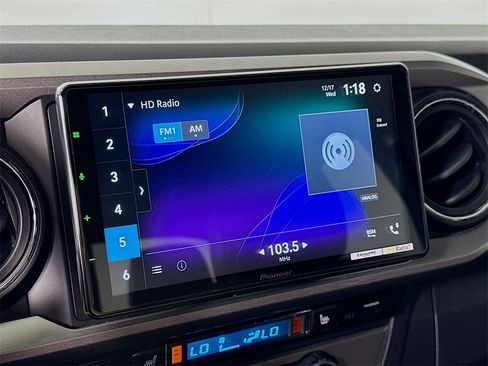 Used 2016 Toyota Tacoma Limited image 26