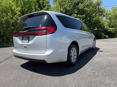 Used 2024 Chrysler Pacifica Touring-L FWD image 14