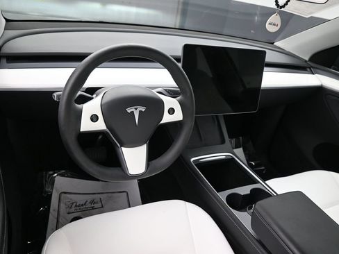 Used 2024 Tesla Model Y Long Range AWD/4WD image 21