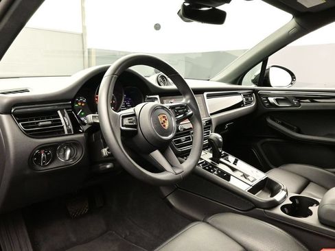 Certified 2025 Porsche Macan AWD/4WD image 4