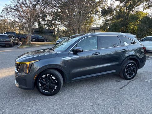 Used 2024 Kia Sorento S image 3