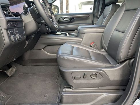 Used 2025 Chevrolet Suburban Z71 image 11