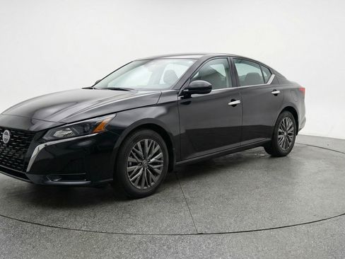 Used 2025 Nissan Altima 2.5 SV image 3
