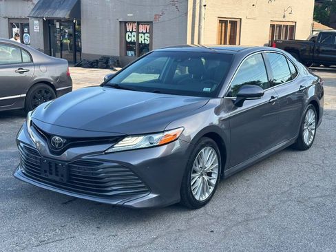 Used 2018 Toyota Camry XLE FWD image 3