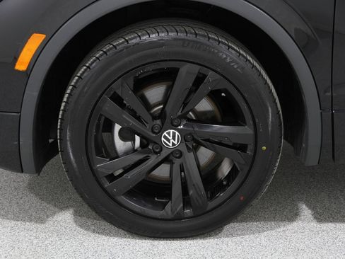 Used 2023 Volkswagen Tiguan SE R-Line image 21