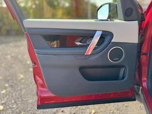 Used 2020 Land Rover Discovery Sport SE image 10