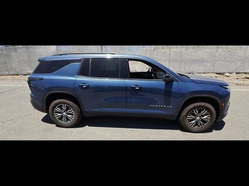Used 2024 Chevrolet Traverse LT w/ Trailering Package FWD image 4