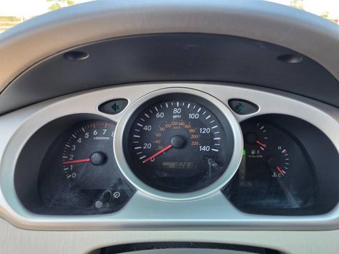 Used 2005 Toyota Highlander 4WD V6 w/ 3rd Row image 16