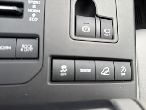 Used 2021 Toyota Highlander XLE AWD/4WD image 30