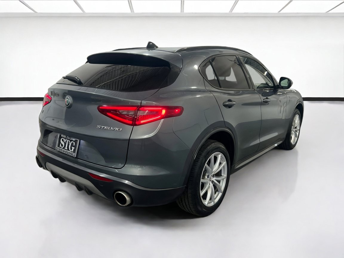 Used 2022 Alfa Romeo Stelvio Ti AWD/4WD image 4