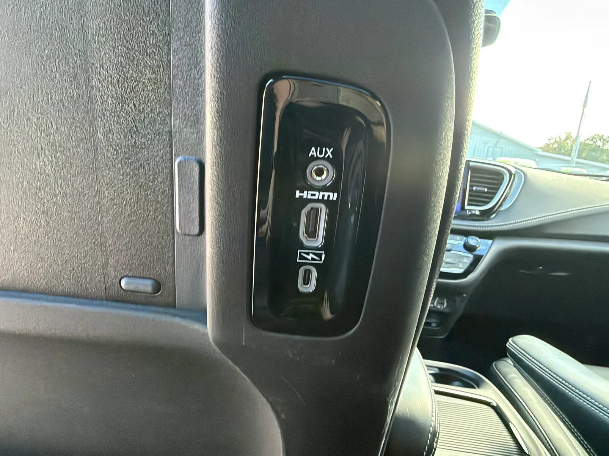 Used 2022 Chrysler Pacifica Touring-L w/ Uconnect Theater Family Group AWD/4WD image 38