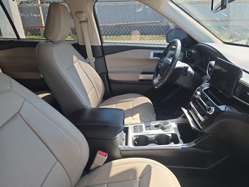 Used 2023 Ford Explorer Limited image 16