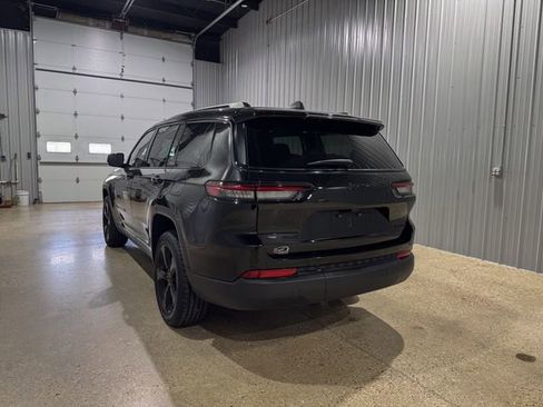 Used 2023 Jeep Grand Cherokee L Limited w/ Black Appearance Package AWD/4WD image 3