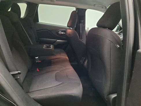 Used 2021 Jeep Cherokee Latitude FWD image 19