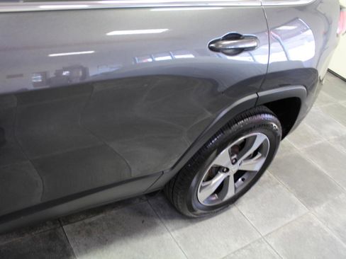 Used 2019 Jeep Cherokee Limited AWD/4WD image 36