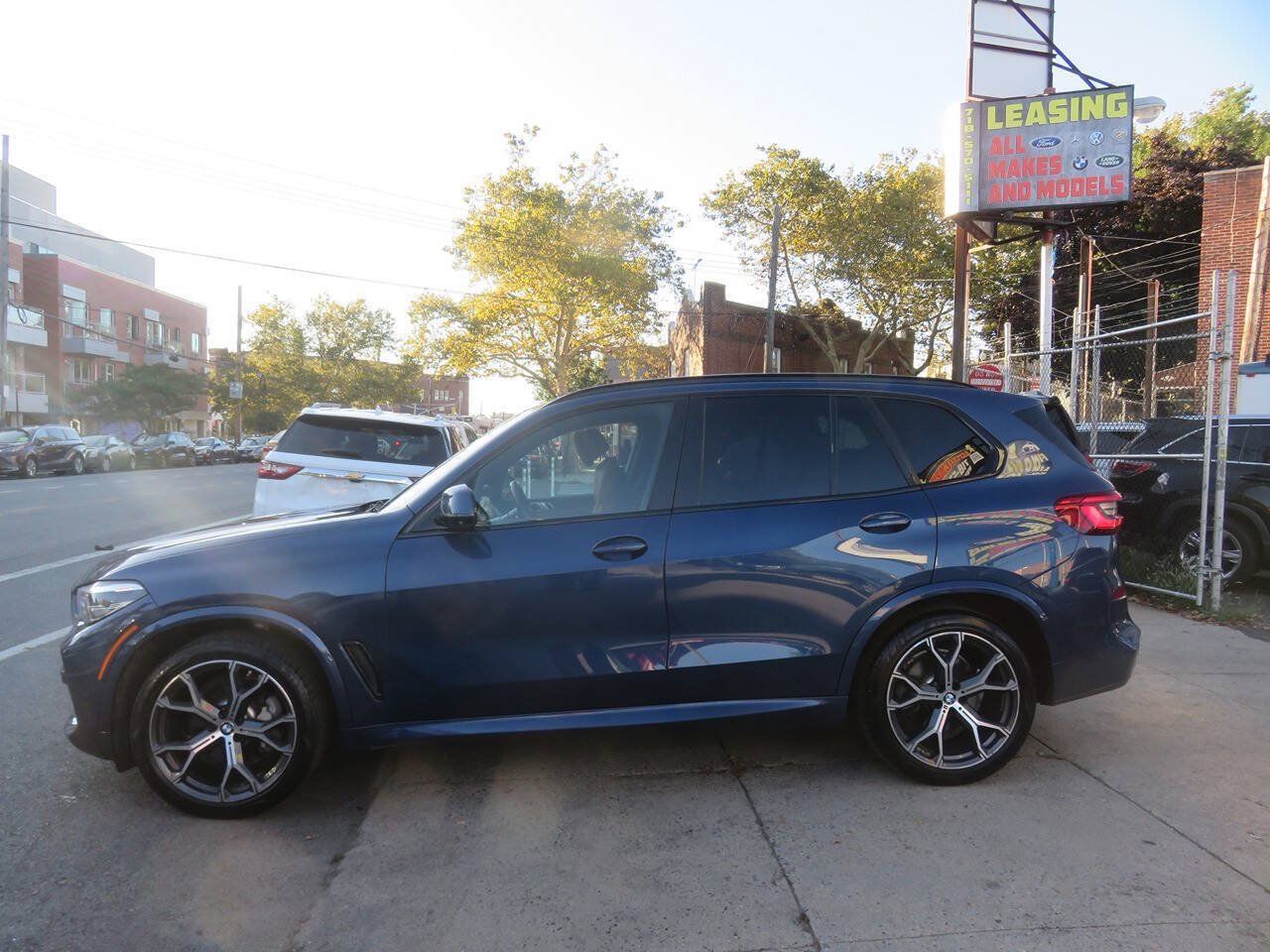 Used 2019 BMW X5 xDrive40i w/ M Sport Package AWD/4WD image 6