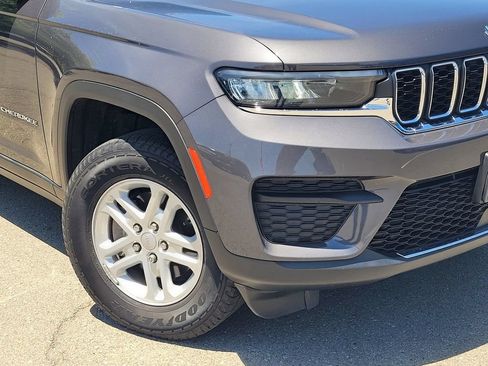 Used 2023 Jeep Grand Cherokee Laredo w/ Luxury Tech Group I AWD/4WD image 9