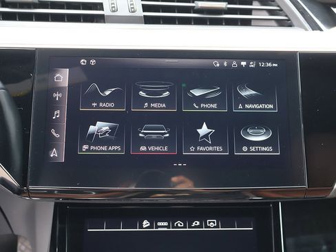 Used 2022 Audi e-tron Premium Plus w/ Premium Plus Package image 52