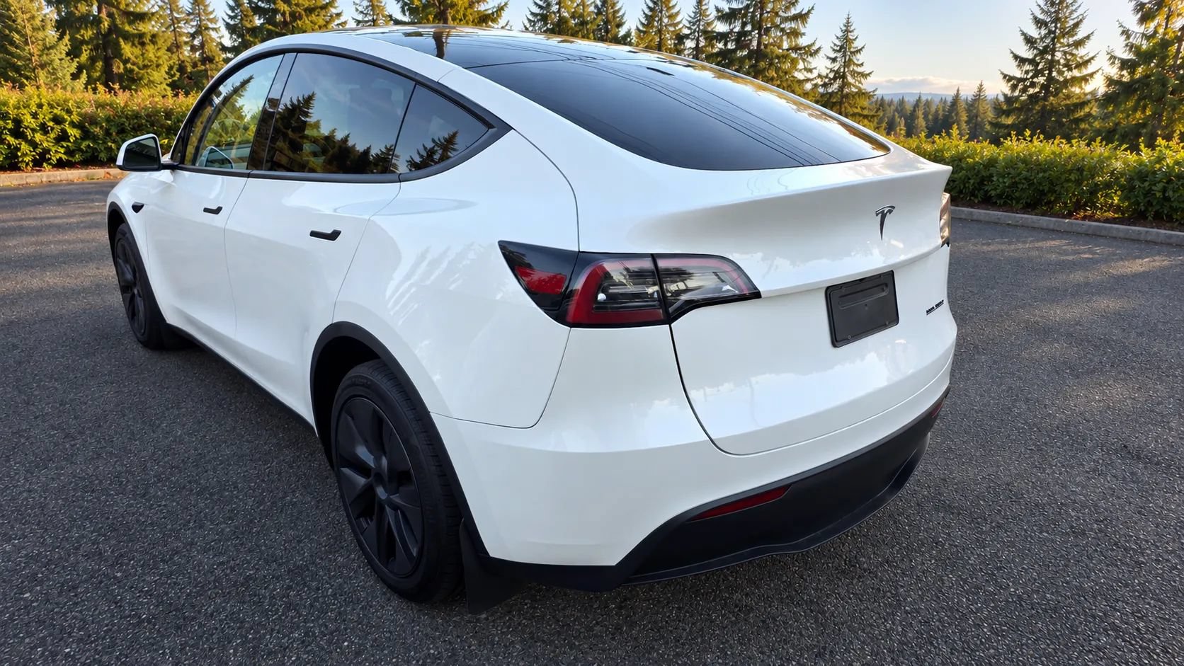 Used 2024 Tesla Model Y Long Range AWD/4WD image 3