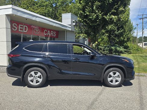 Used 2022 Toyota Highlander LE image 2