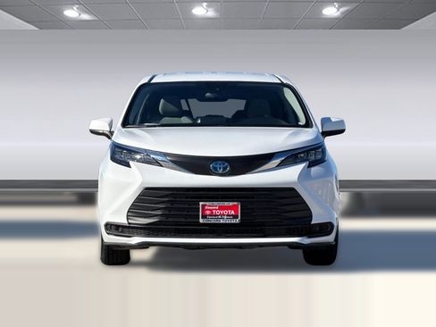 Used 2024 Toyota Sienna LE image 6