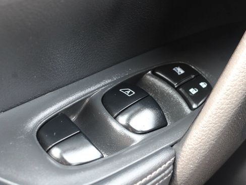 Used 2018 Nissan Rogue S AWD/4WD image 21