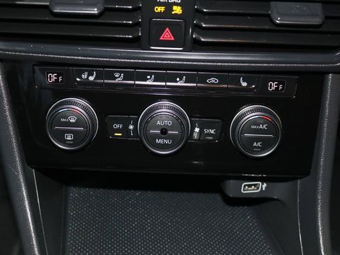 Used 2019 Volkswagen Jetta SE w/ Cold Weather Package FWD image 43