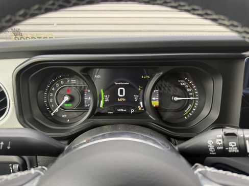 Used 2025 Jeep Wrangler Unlimited Sahara w/ Safety Group AWD/4WD image 26