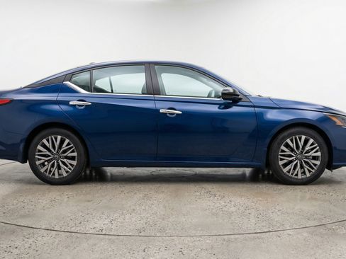 Used 2025 Nissan Altima 2.5 SV FWD image 11
