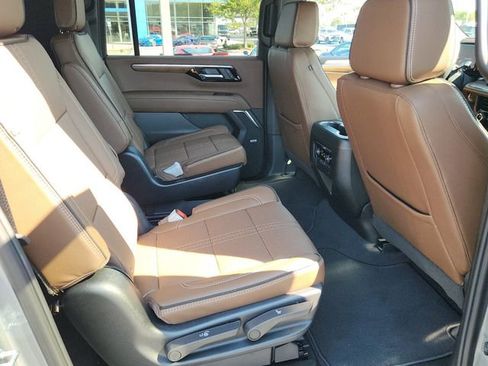 Used 2025 Chevrolet Suburban High Country image 28