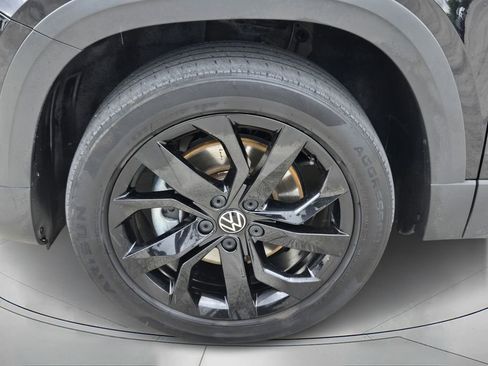 Used 2023 Volkswagen Taos SE w/ Black Wheel Package image 9