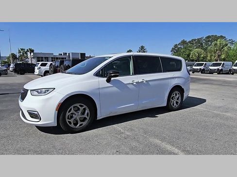 Used 2024 Chrysler Pacifica Limited FWD image 42