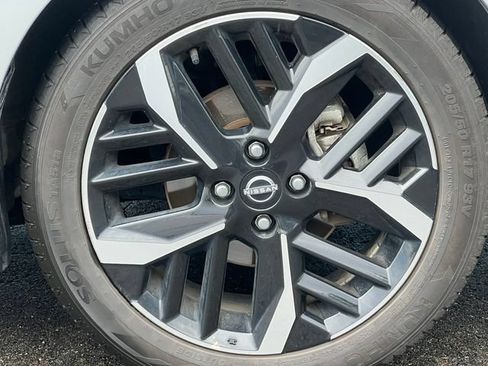 Used 2024 Nissan Versa SR FWD image 11