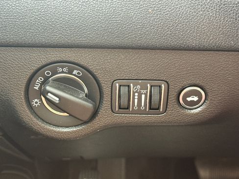 Used 2018 Chrysler 300 Touring w/ Chrome Appearance Package image 30