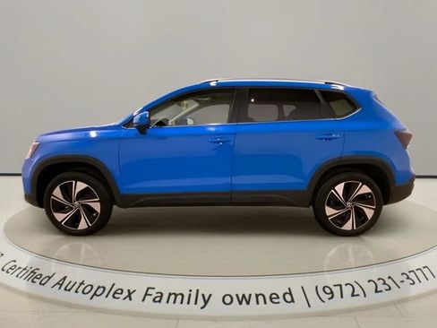 Used 2025 Volkswagen Taos SE w/ Panoramic Sunroof Package AWD/4WD image 2