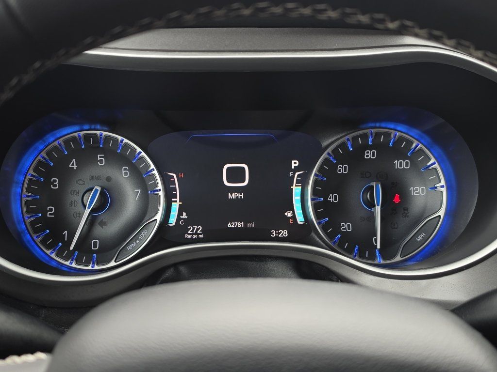 Used 2023 Chrysler Pacifica Touring-L FWD image 25