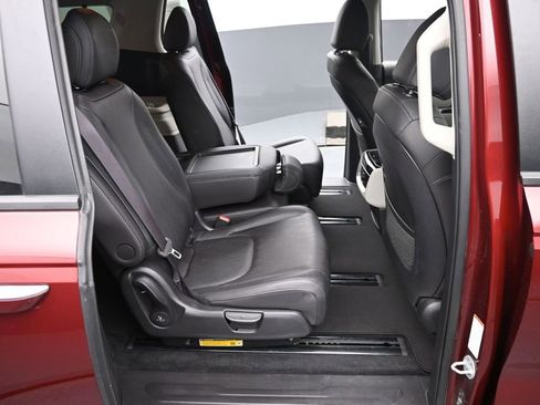 Used 2024 Kia Carnival EX FWD image 8