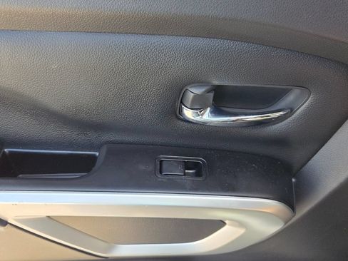 Used 2024 Nissan Titan SV w/ SV Convenience Package RWD image 8