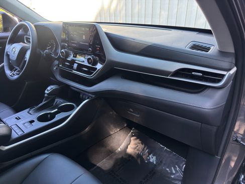 Used 2021 Toyota Highlander XLE FWD image 13