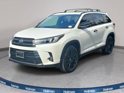 Used 2019 Toyota Highlander SE w/ Nightshade Edition