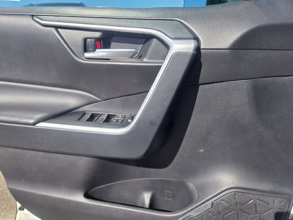 Used 2025 Toyota RAV4 XLE AWD/4WD image 19